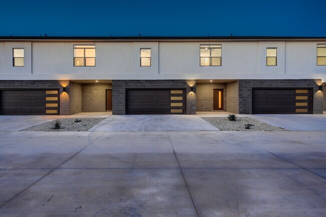 Foto del edificio - Luxury 3/2.5/2 New Construction Townhome!