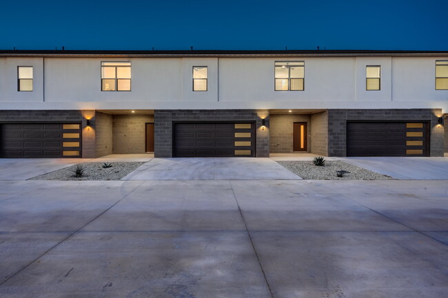Building Photo - Luxury 3/2.5/2 New Construction Townhome!