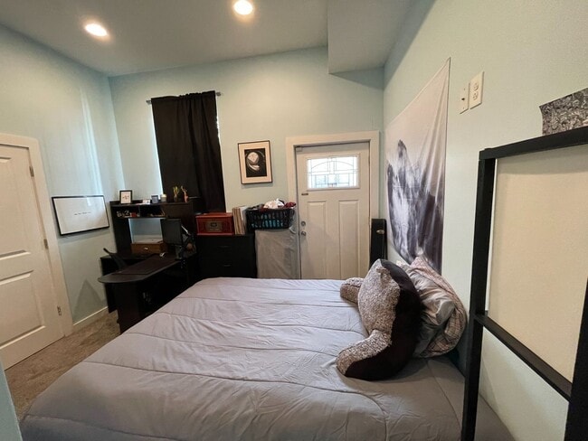 Building Photo - 1411 W Thompson St