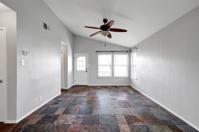Foto del edificio - Carpet-Free Home with High Ceilings & Outdoor Retreat