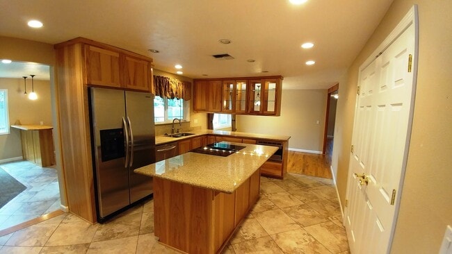Building Photo - Gorgeous Home with Granite Counters and Custom Built-ins!