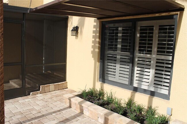 Building Photo - 1521 E Golfview Dr