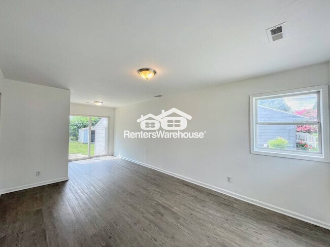 Foto del edificio - 8116 Nathan Ave