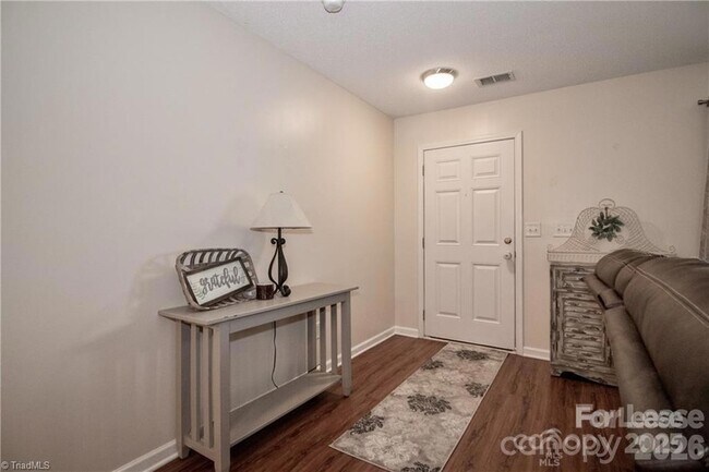 Foto del edificio - 137 Lynch Cir