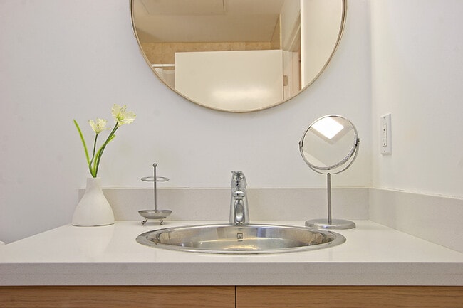 Building Photo - 2216 Main St