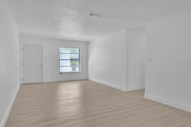 Building Photo - 2840 Central Dr