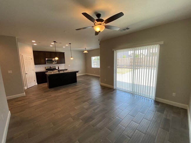 Building Photo - SE Visalia home coming soon !