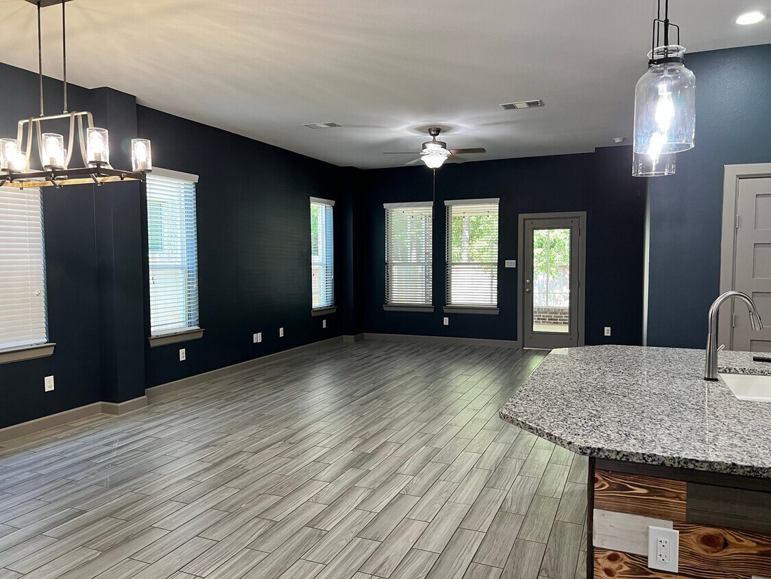 Building Photo - 211 Pleasant Hl Wy