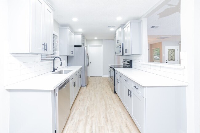 Foto del edificio - 5823 Toddington Rd