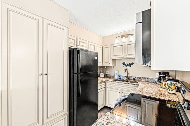 Building Photo - 8743 Thomas Dr