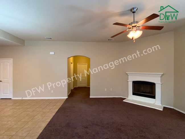 Foto del edificio - Stunning 4 Bedroom 2 Bathroom 2-Car Garage...