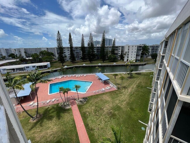 Building Photo - 2861 Leonard Dr