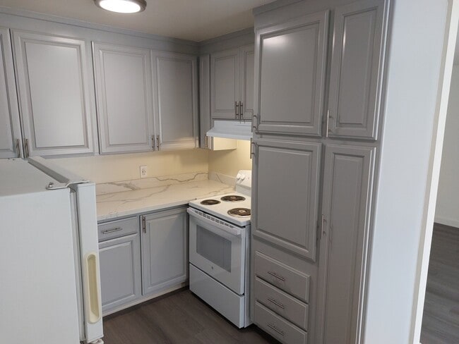 Building Photo - 1100 Ranchero Way