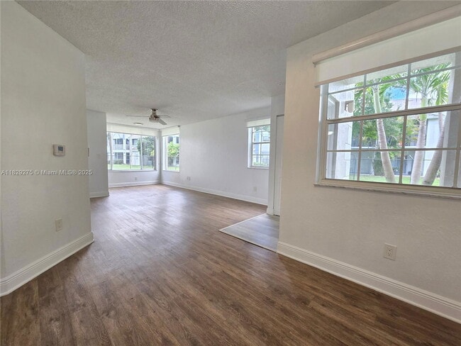 Foto del edificio - 2890 N Oakland Forest Dr