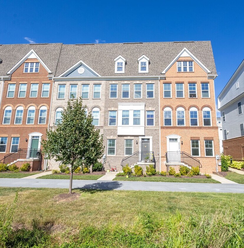 Foto principal - Amazing 4 BR/3.5 BA Townhome in Germantown!