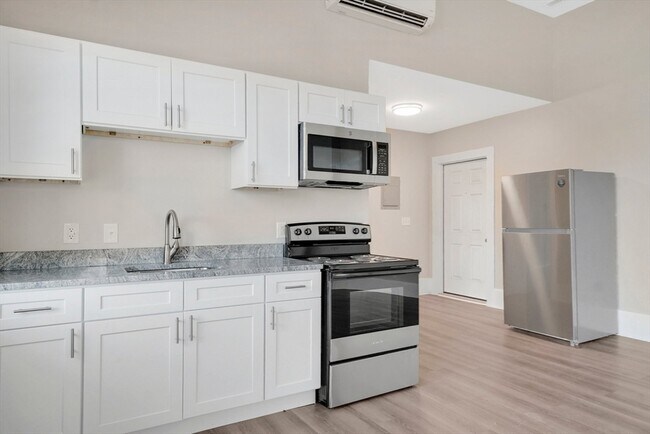 Foto del edificio - 82 1/2 Maple St