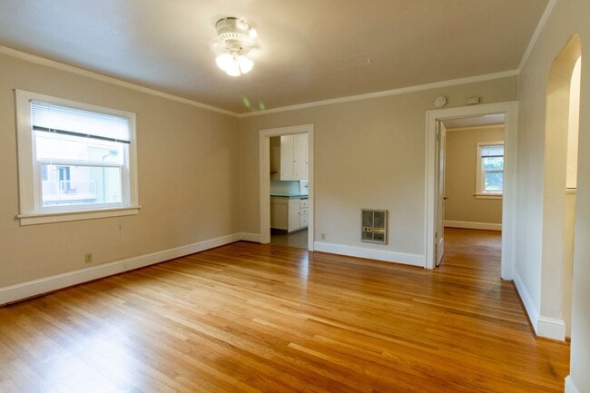 Building Photo - Bright One Bedroom Unit in Fourplex with V...