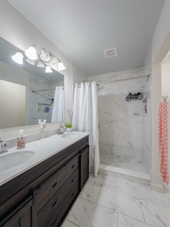 Foto del edificio - 724 Kensington Lake Cir