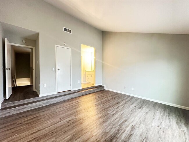 Building Photo - 8717 Victorian Village Dr
