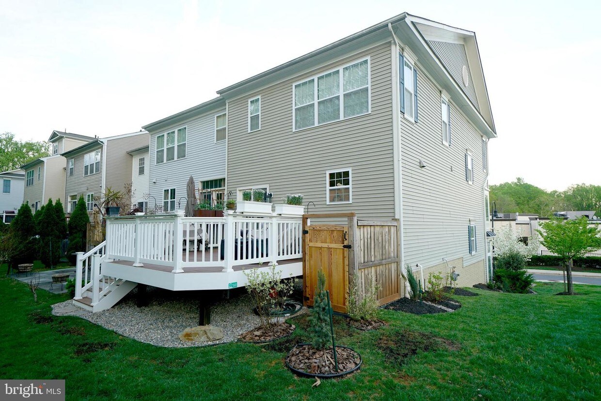 Primary Photo - 2027 Deertree Ln