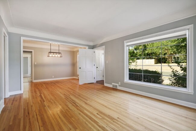 Building Photo - SINGLE FAMILY HOME IN BRYN MAWR MPLS! RENO...