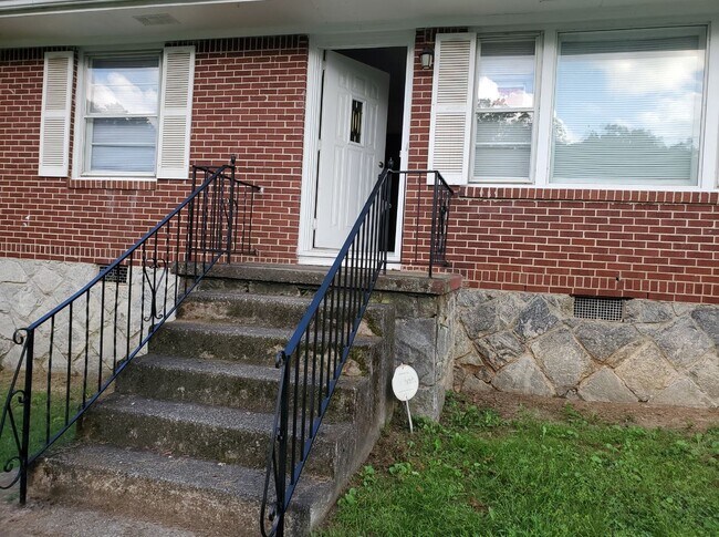 Building Photo - 843 Springvalley Dr
