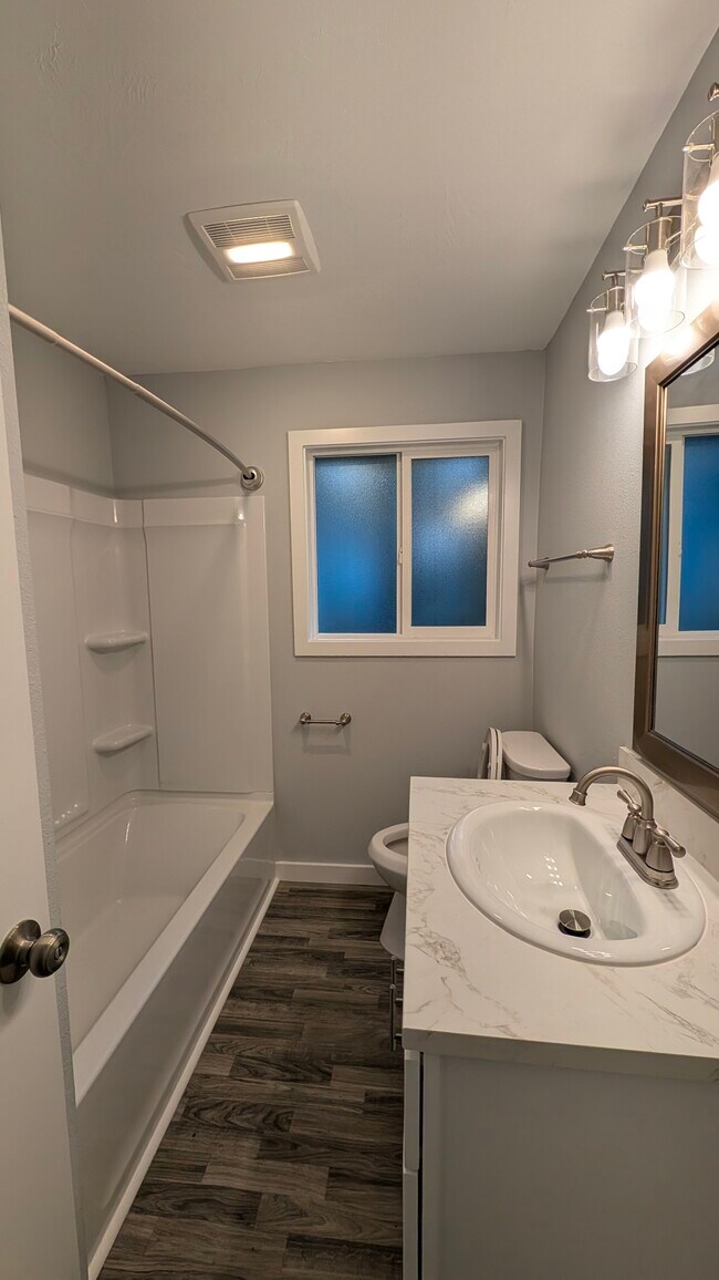 Baño - 2378 E 15th Ave