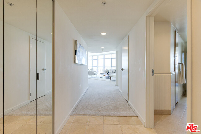 Building Photo - 13700 Marina Pointe Dr