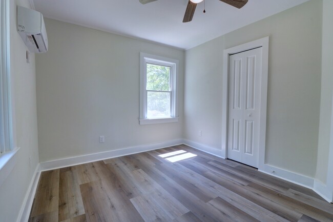 Building Photo - 100 Small St
