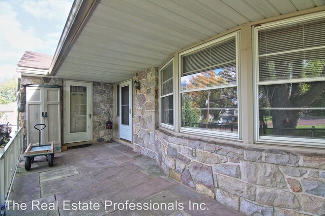 Building Photo - 1490 Chestnut Hill Rd