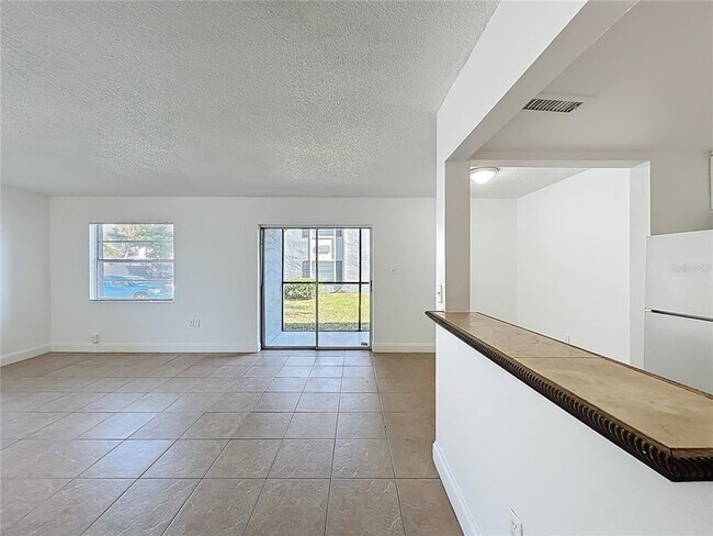 Building Photo - 2569 N Alafaya Trail