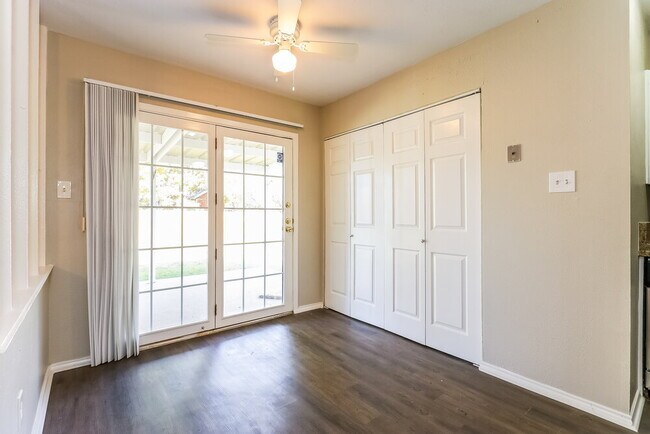 Building Photo - 3720 Bridalwreath Dr