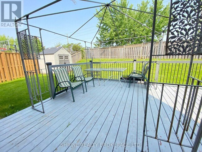 Building Photo - 899 Bradshaw Crescent