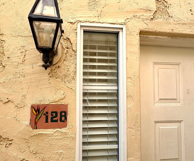 Foto del edificio - Welcome to this charming 2-bedroom, 2-bath condo in a gated Ventana Condominiums