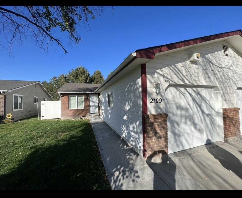 Primary Photo - Move In Today! Wonderful Duplex in Nampa!
