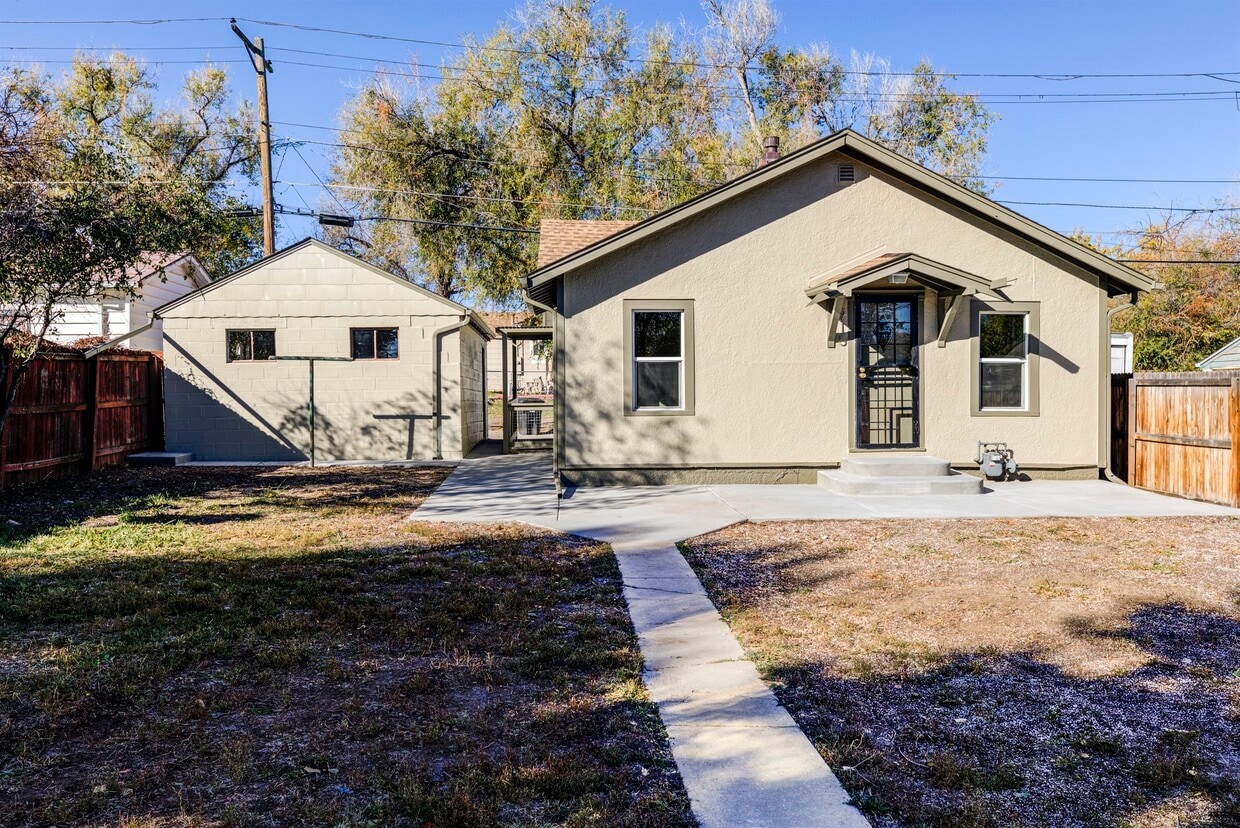 Front of the House - 915 Irving St