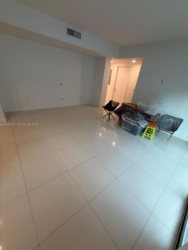 Foto del edificio - 7875 NW 107th Ave