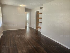 Building Photo - 957 N Old Manor Rd