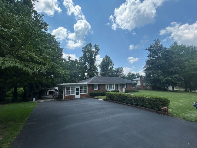 Building Photo - 3 Bed/3 Bath