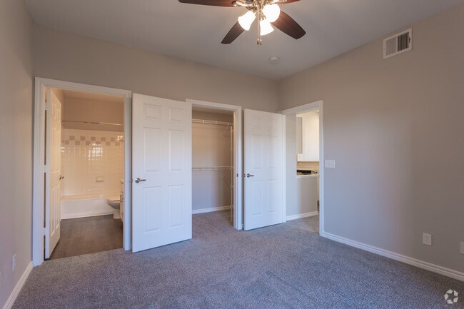2HAB, 2BA - Renovado - 1,082 ft² - The Resort at University Park