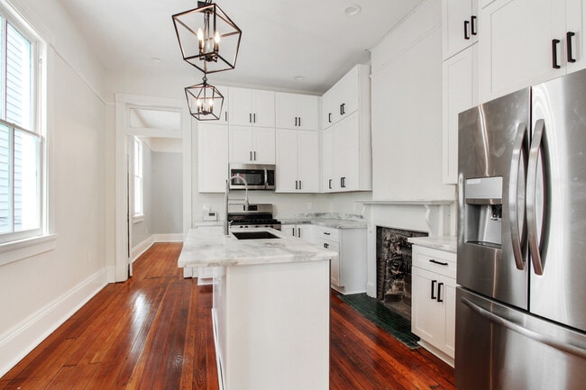 Building Photo - 3025 Banks- left