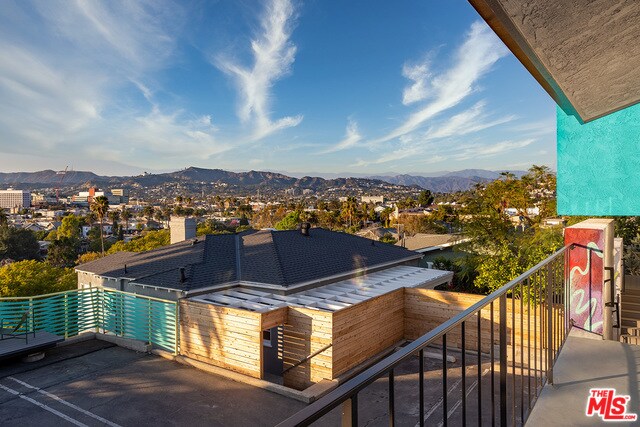 Building Photo - 908 Hyperion Ave