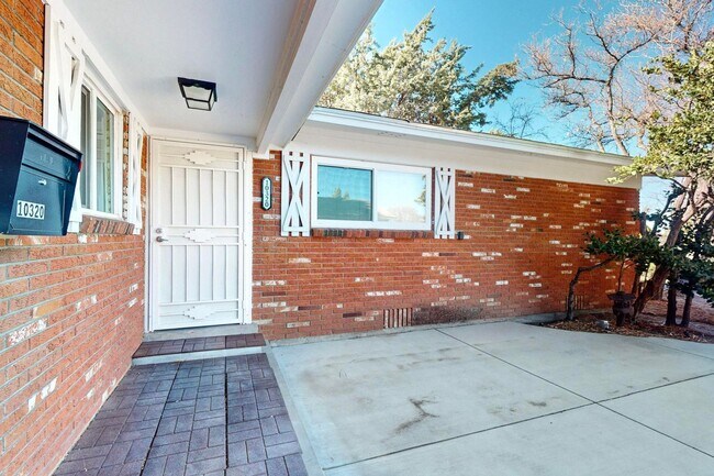 Foto del edificio - For Rent| 3 bedrooms 2 bathrooms| NE Abq | Private Yard | Fireplace | Available 03/23/2026!