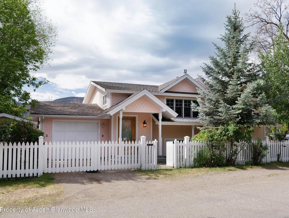 Primary Photo - 111 W Homestead Dr