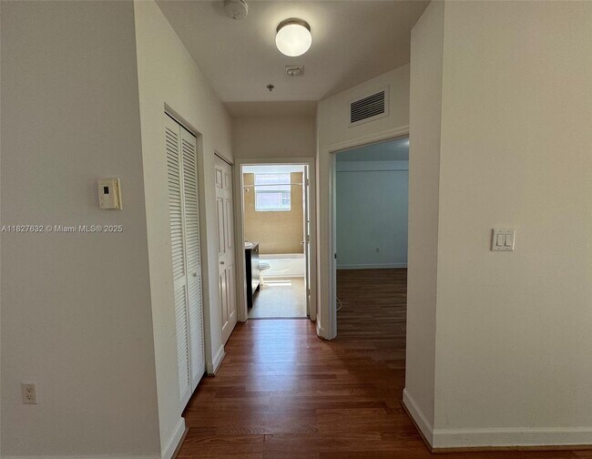Foto del edificio - 529 NE 62nd St