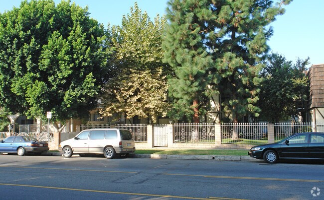 Building Photo - 5729 Hazeltine Ave