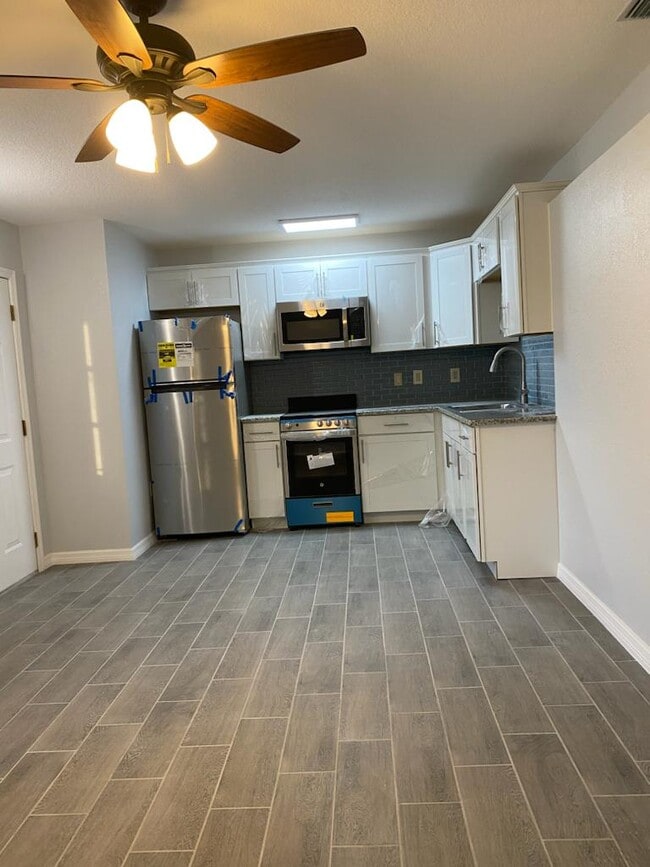 Building Photo - 12120 De Leon Dr