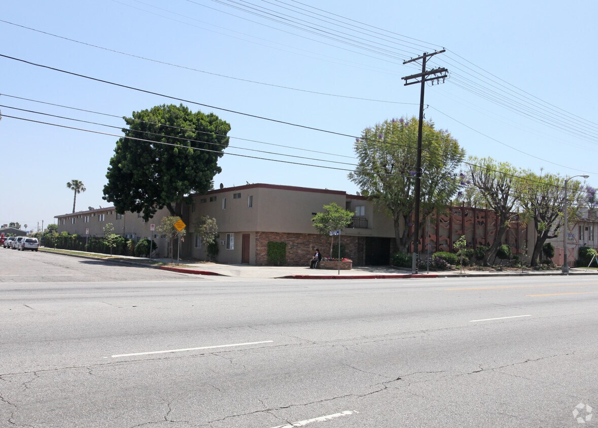 Primary Photo - Woodman Apartments