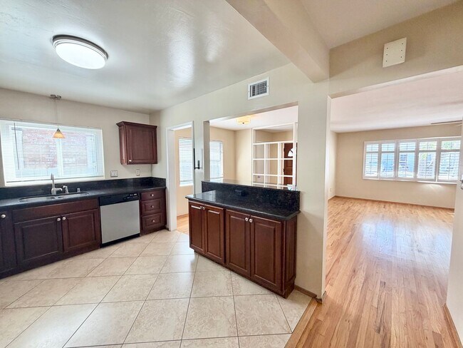 Building Photo - College View Estates Home - Spacious, Bright, and Beautiful Living