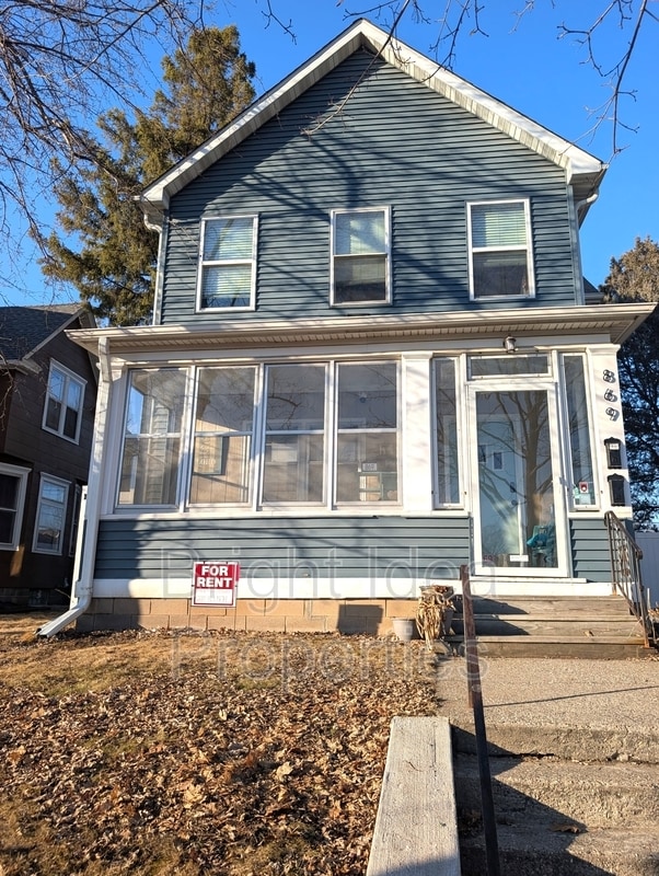 Building Photo - 869 Geranium Ave E